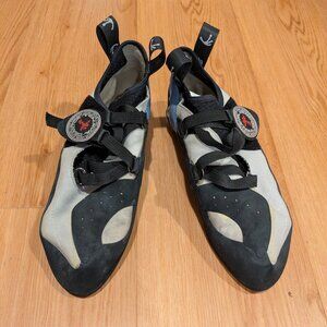 Oasi Climbing Shoe. White/Blue, 9.0 US / 42 EU